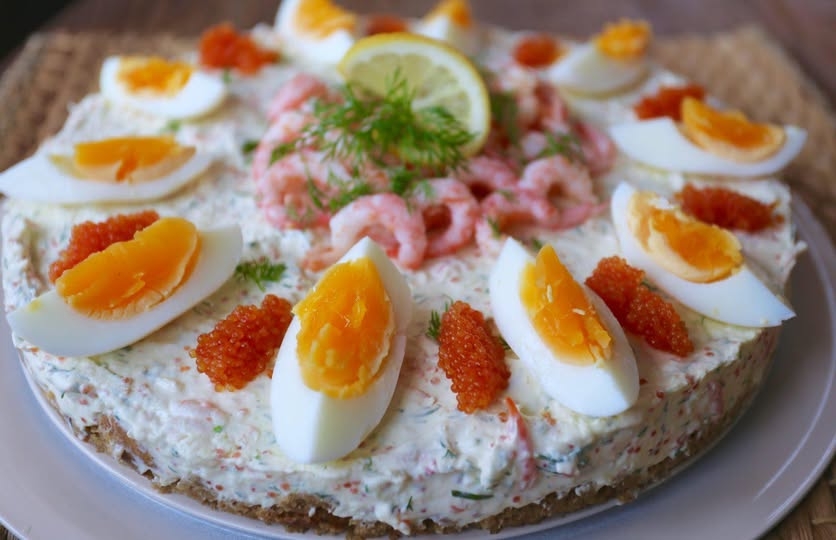 Ostekage med rejer og æg